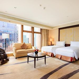 Signature Hollywood Twin Suite Fairmont Gold Lounge Access